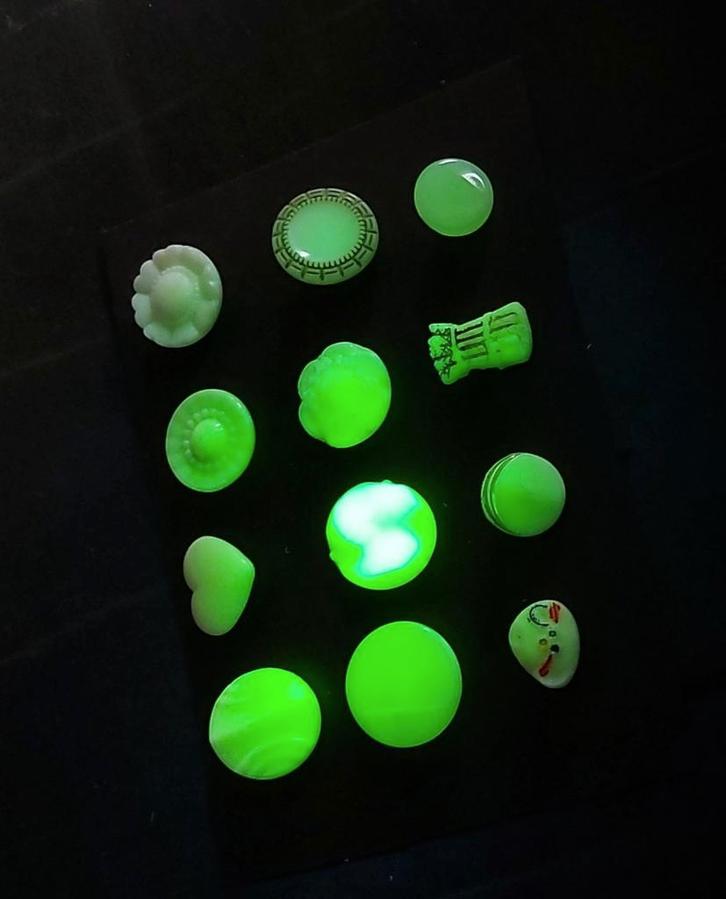 Leuke set van 12 uranium knopen, Verzamelen, Overige Verzamelen, Gebruikt, Ophalen of Verzenden