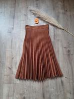 Sézane - kastanjekleurige geplooide midirok maat 36, Kleding | Dames, Rokken, Ophalen of Verzenden, Zo goed als nieuw, Maat 36 (S)