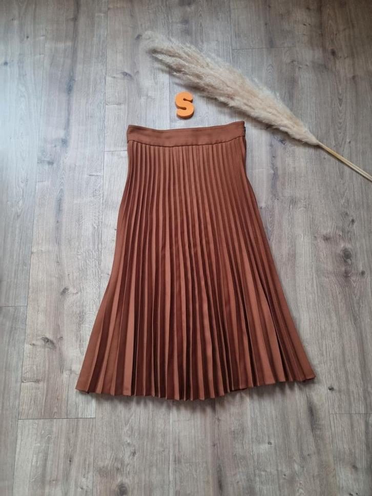 Sézane - kastanjekleurige geplooide midirok maat 36, Kleding | Dames, Rokken, Zo goed als nieuw, Maat 36 (S), Onder de knie, Ophalen of Verzenden