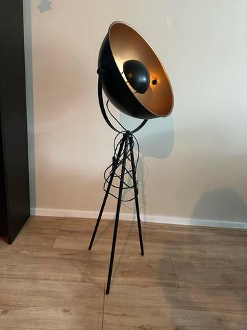 MOET SNEL WEG - Industriële vloerlamp beschikbaar voor biedingen