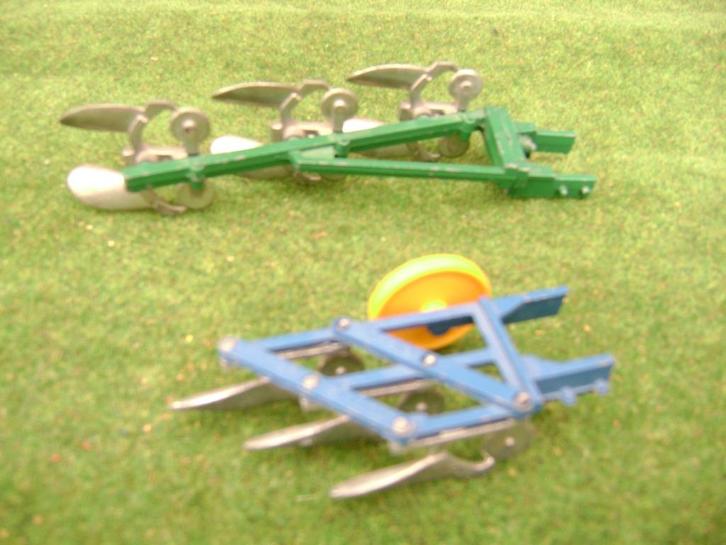 Ploegen set van Britains met stocknummer 9546, Hobby en Vrije tijd, Modelauto's | 1:32, Zo goed als nieuw, Tractor of Landbouw