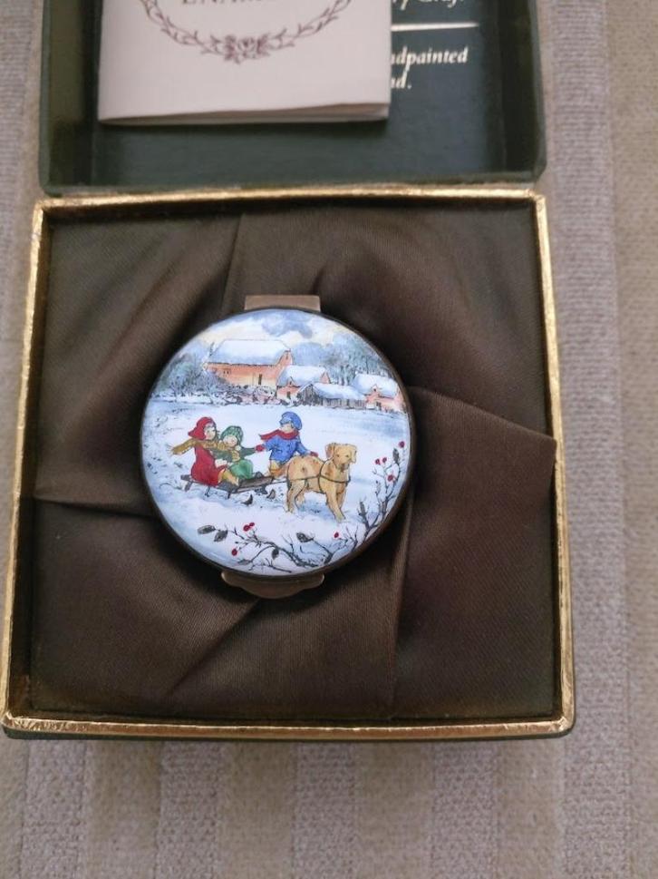 Kerst:  PILLENDOOSJE "Christmas 1980" Crummles Enamels, Verzamelen, Overige Verzamelen, Zo goed als nieuw, Ophalen of Verzenden