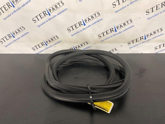 Portierrubber 4Deurs rechts-achter van een Mercedes B-Klasse, Auto-onderdelen, Carrosserie en Plaatwerk, Mercedes-Benz, Gebruikt