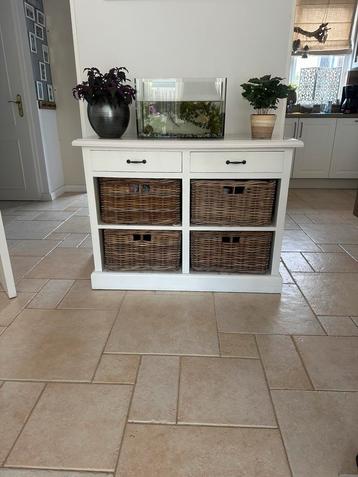 Sidetable. beschikbaar voor biedingen
