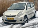 Daihatsu Sirion 2 1.3-16V Prestige Automaat - NIeuw Apk - Ai, Auto's, Daihatsu, Gebruikt, 31 €/maand, 4 cilinders, Beige