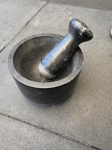 Stenen vijzel met stamper beschikbaar voor biedingen