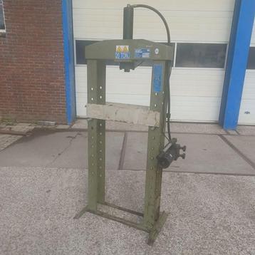 Rietman Technische Handel OMCN hydr.pers beschikbaar voor biedingen