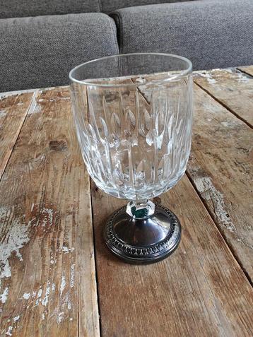 Kristallen glas met verzilverde voet beschikbaar voor biedingen