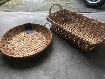 Mooie rieten manden/schalen beschikbaar voor biedingen
