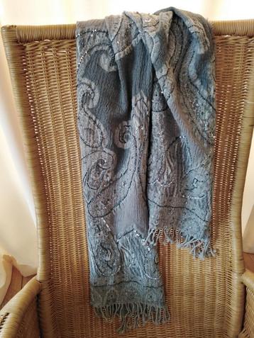 STROKE, nieuwe 100% wollen grijze bewerkte sjaal, 186x62 cm beschikbaar voor biedingen