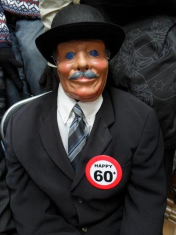 60 Verjaardag verjaardag pop levensgroot netjes gekleed., Hobby en Vrije tijd, Feestartikelen | Verhuur, Nieuw, Abraham of Sarah