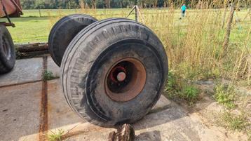 Landbouw As met Banden beschikbaar voor biedingen