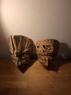 Houten maskers, Ophalen
