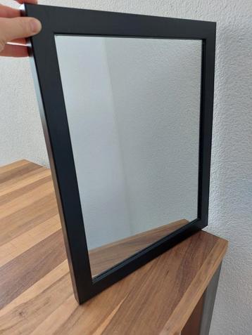 Zwarte spiegel 37 x 47 cm beschikbaar voor biedingen