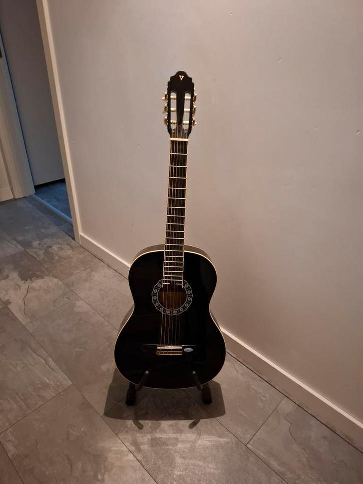 Zwarte Gitaar met Statief en Hoes, Muziek en Instrumenten, Snaarinstrumenten | Gitaren | Akoestisch, Gebruikt, Klassieke of Spaanse gitaar