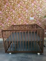 Prachtige walnoot kleurige box, Kinderen en Baby's, Boxen, Ophalen of Verzenden, Nieuw, Wieltjes