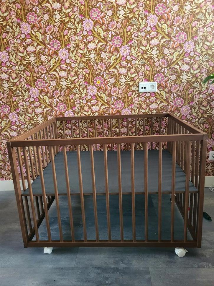 Prachtige walnoot kleurige box, Kinderen en Baby's, Boxen, Nieuw, Wieltjes, Ophalen of Verzenden