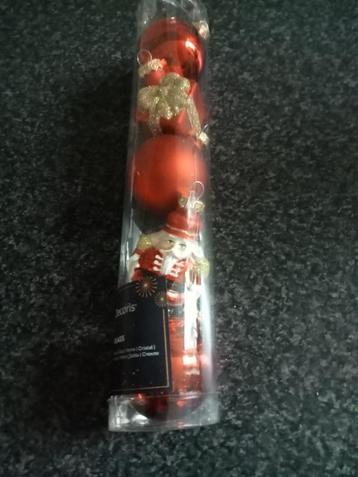 KERST: koker met 3 rode ballen 1kadootje en 1 notenkraker beschikbaar voor biedingen