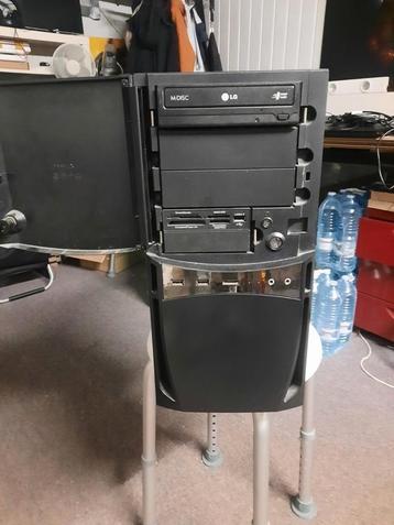 Desktop te koop beschikbaar voor biedingen