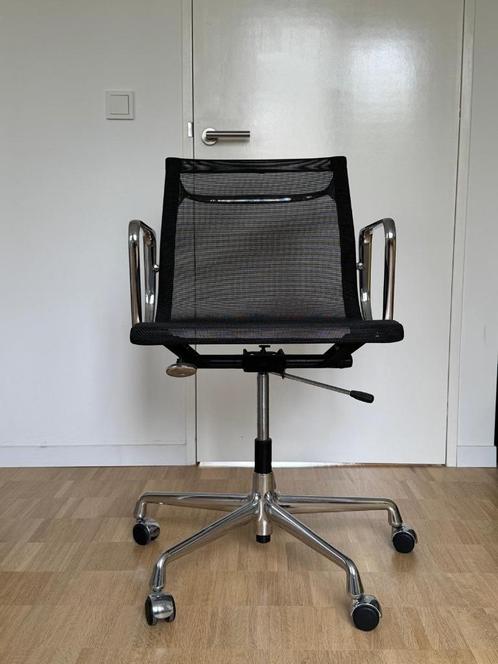 Vitra Eames EA117 Bureaustoel zwart Netweave Chroom, Huis en Inrichting, Bureaustoelen, Zo goed als nieuw, Bureaustoel, Zwart
