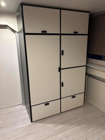 Witte Kledingkast met Zwarte Accenten van IKEA beschikbaar voor biedingen