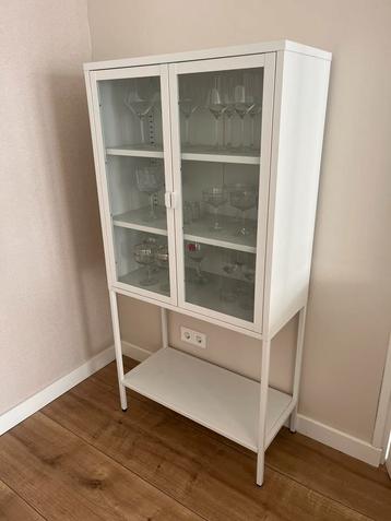 Wit metalen vitrinekast / buffetkast
