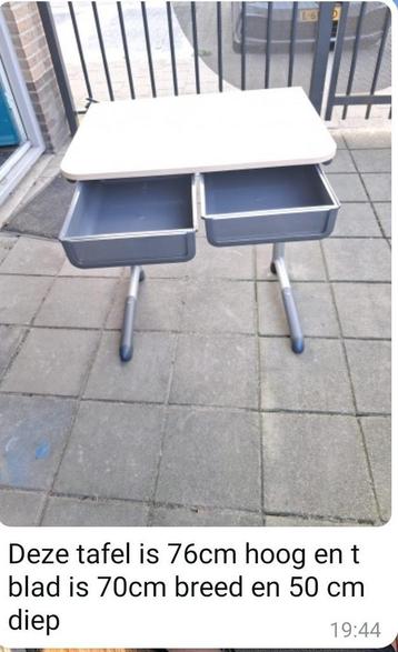 Bureau met 2 lades ( bijbehorende stoel is er ook, beschikbaar voor biedingen