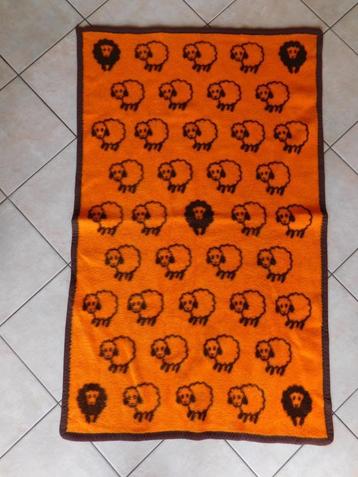 Vintage dekentje van Dralon, oranje met bruine schaapjes en  beschikbaar voor biedingen