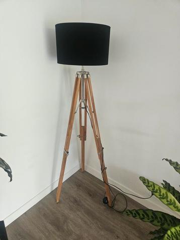 Vloerlamp met verstelbare poten  beschikbaar voor biedingen
