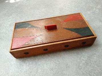 Oud houten doosje, voor speelkaarten? beschikbaar voor biedingen