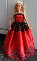 Barbie kleding nieuw - Lange jurk rood satijn en zwart kant, Ophalen of Verzenden, Nieuw, Barbie