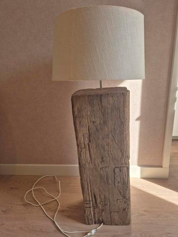 Unieke lamp van oude meerpaal donker hout beschikbaar voor biedingen