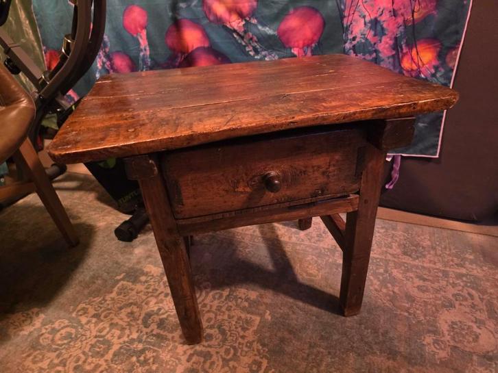 Antiek houten tafeltje met lade., Antiek en Kunst, Antiek | Meubels | Tafels, Ophalen
