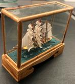 Scheepsmodel in glazen vitrine, Ophalen of Verzenden