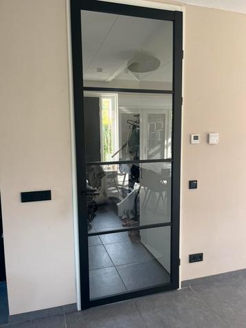 Zwarte opdekdeur 2540 mm x 935 mm beschikbaar voor biedingen
