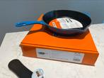 Moederdag tip Nieuwe Le Creuset Deep Skillet Azure 26 cm, Gietijzer, Nieuw, Ophalen of Verzenden, Keramische plaat