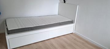 Compleet bed met lattenbodem, twee lades en matras. De matra beschikbaar voor biedingen