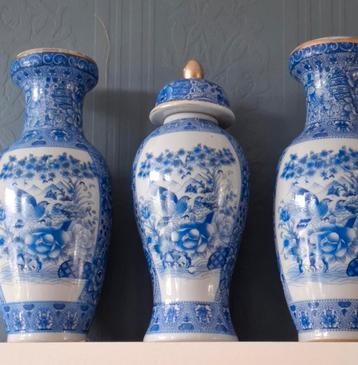 Prachtige set antieke blauwe vazen of kaststel  beschikbaar voor biedingen