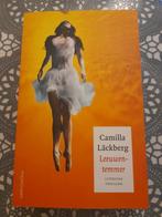boek camilla lackberg - leeuwentemmer, Ophalen of Verzenden, Gelezen, Nederland