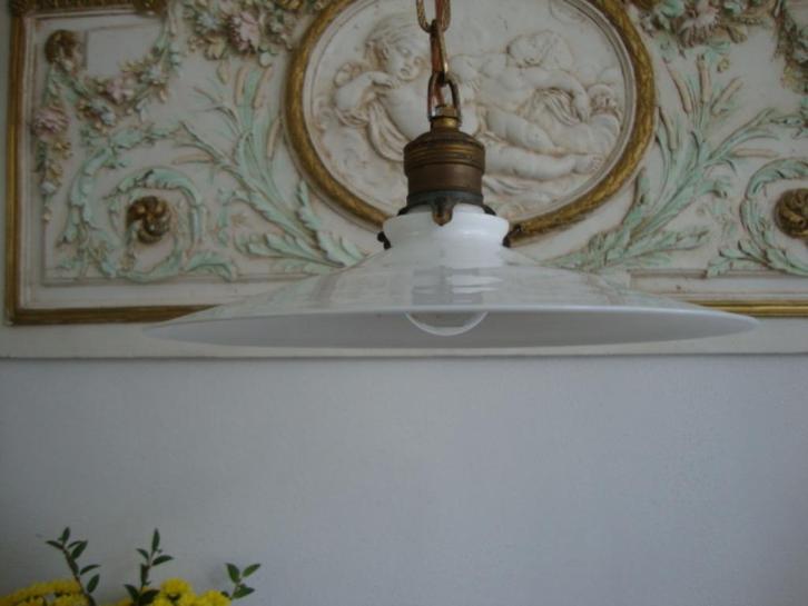 Oud Hanglampje melkglas ( opaal ) nr. 1, Huis en Inrichting, Lampen | Hanglampen, Gebruikt, Minder dan 50 cm, Glas, Metaal, Verzenden