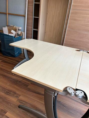 Bureau tafel beschikbaar voor biedingen