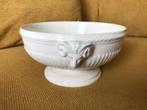 Wedgwood salade schaal op voet Edme met ramskoppen, Nieuw, Ophalen of Verzenden, Schaal of Schalen, Wedgwood