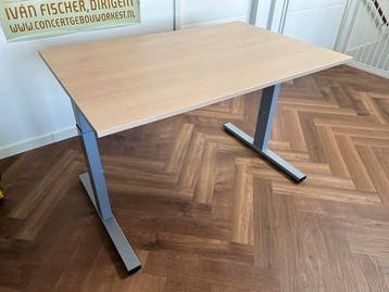 In hoogte verstelbaar bureau beschikbaar voor biedingen