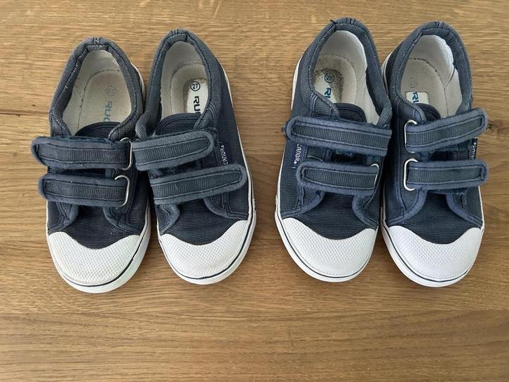 2 paar gymschoentjes, mt. 28 en 27, €4 per paar, Kinderen en Baby's, Kinderkleding | Schoenen en Sokken, Zo goed als nieuw, Sportschoenen