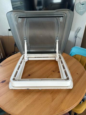 Dakluik dometic heki 40x40 cm voor camper of caravan beschikbaar voor biedingen