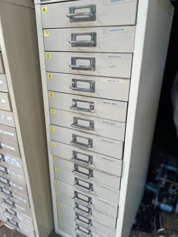 TE KOOP: metalen ladekastjes beschikbaar voor biedingen