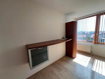 Dressoir met staande kast in kersenhout beschikbaar voor biedingen