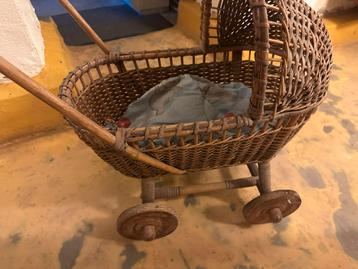 Prachtig antiek rieten kinderwagentje, met houten wielen beschikbaar voor biedingen