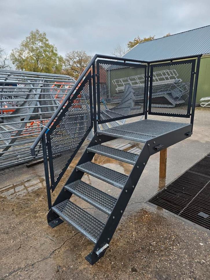 Stalen trap met bordes antraciet. Hoog 1,0 mtr. Nob170, Doe-het-zelf en Verbouw, Ladders en Trappen, Zo goed als nieuw, 2 tot 4 meter