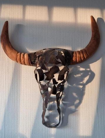 Metalen buffel skull buffelschedel met houten hoorns.